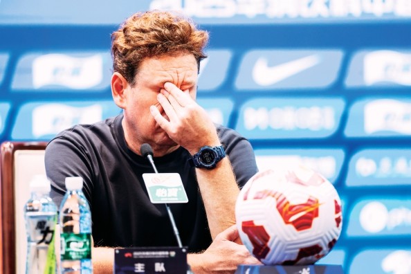 广瑞网 东体：斯卢茨基需快速求变；备战时他一直回看近三轮中超录像